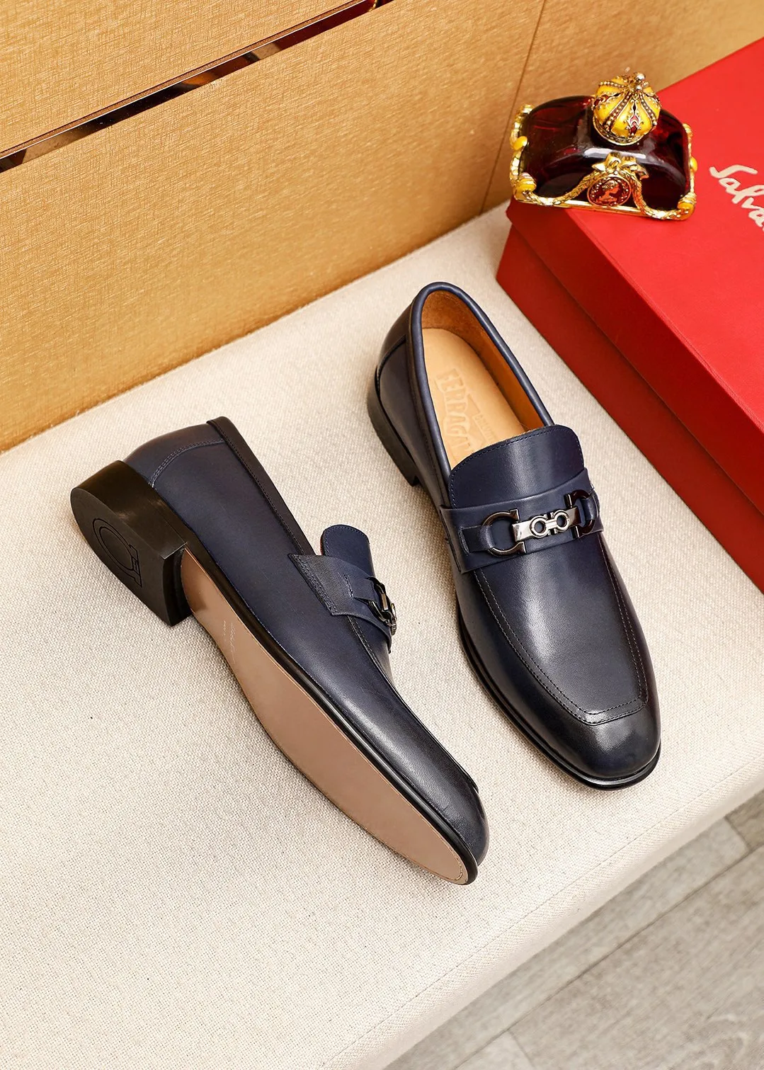 Men's shoes 💰462 💐 Product trademark: Ferragamo "Ferragamo" casual leather shoes Regular size: 38-44 (45.46.47🉑️Customized) Product materials: Selected imported calfskin upper + classic hardware buckle, imported water-dyed cow leather lining. Strong three-dimensional visual effect, original outsole color: 1⃣️color optional